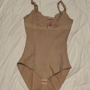 Faja Salomé with removable straps